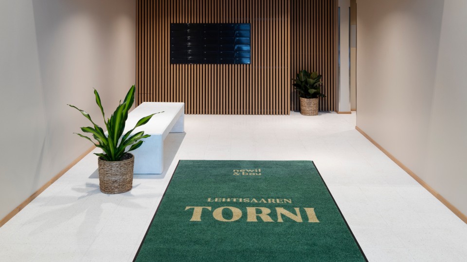 The lobby of Lehtisaari Torni with a green carpet.